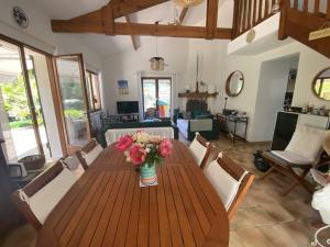 派拉索梅Villa au Pyla, Proximité Plage, Capacité 7 Pers. - FR-1-474-42的一张木桌，上面放着一瓶鲜花