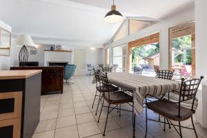 a kitchen and dining room with a table and chairs at Care Villa T4 avec piscine in Moliets-et-Maa