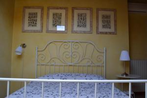 un letto bianco in una camera da letto con pareti gialle di B&B Il Torrazzo a Crema