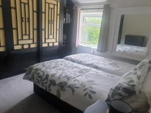 เตียงในห้องที่ Beautiful 2-Bed Cottage in Hurst Green