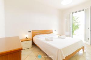 Postel nebo postele na pokoji v ubytování AFRODITE FLAT - TORRE DELL'ORSO + 14 fotografií