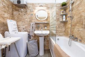 Kúpeľňa v ubytovaní Stylish Modern Apartment next to New York Cafe + 7 fotografií
