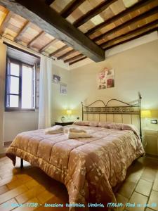 1 dormitorio con 1 cama grande en una habitación en Il Sodino 1738 - Locazione Turistica en San Feliciano