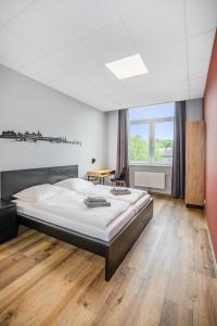 een slaapkamer met een groot bed in een kamer bij Hostel Am Windberg in Freital