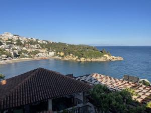 uma vista para uma praia com casas e o oceano em Apartments Kalaja em Ulcinj