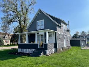 una pequeña casa con porche y patio en 3 Bedroom House with Lake Pepin views with access to shared pool, en Lake City