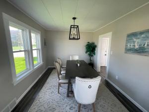 Un comedor con mesa y sillas en 3 Bedroom House with Lake Pepin views with access to shared pool, en Lake City