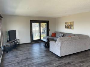 ein Wohnzimmer mit einem Sofa und einem TV in der Unterkunft 3 Bedroom Condo with Lake Pepin views with access to shared outdoor pool in Lake City