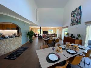 comedor con mesas y sillas y cocina en Casa Carvalhal, en Góis