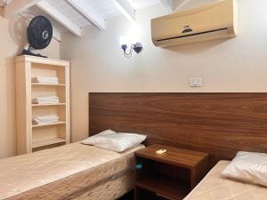 2 bedden in een kamer met een bed istg istg bij Delphin Apartamento 8 in Ilhabela +8 foto's