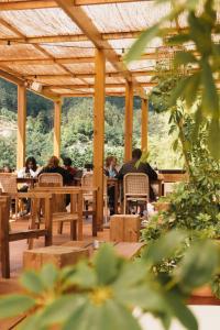 een groep mensen die aan tafel zitten in een restaurant bij Selina Gerês in Geres