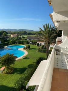 widok na basen z balkonu domu w obiekcie Ducado de Golf w mieście Girona