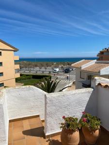 balkon z dwoma doniczkami na budynku w obiekcie Ducado de Golf w mieście Girona