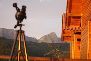 a camera on a tripod with a view of mountains at Pousada Rio Túnel in Aiuré