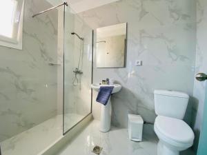 Ένα μπάνιο στο Anemos Apartments
