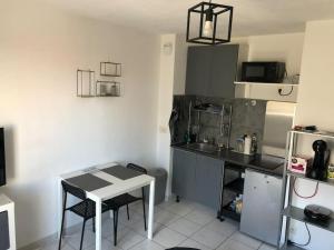 Fotografia z galérie ubytovania Le Studio 18 à Nîmes, proche centre ville & Gare TGV, Wifi Balcon v destinácii Nîmes + 20 fotografií