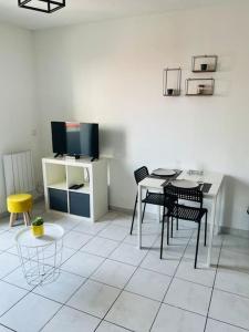 Fotografia z galérie ubytovania Le Studio 18 à Nîmes, proche centre ville & Gare TGV, Wifi Balcon v destinácii Nîmes