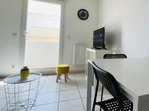 Fotografia z galérie ubytovania Le Studio 18 à Nîmes, proche centre ville & Gare TGV, Wifi Balcon v destinácii Nîmes