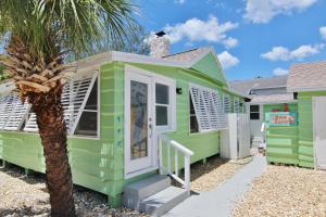 Gallery image of SeaSpray Beach Cottage A in St. Pete Beach