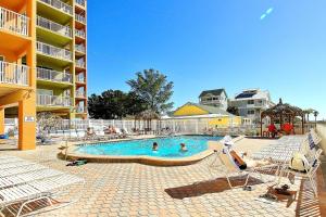 清水海灘的住宿－Holiday Villas III 505，度假村内有游泳池的人
