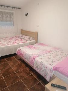 Кровать или кровати в номере Apartmani Momčilović