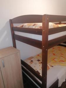 Двухъярусная кровать или двухъярусные кровати в номере Apartmani Momčilović