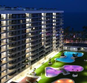Bazén v ubytování Sofia Suite lujo frente al mar primera línea nebo v jeho okolí