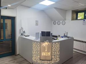 een kantoor met een bureau met een ots-teken erop bij Hotel Oazis in Haskovo