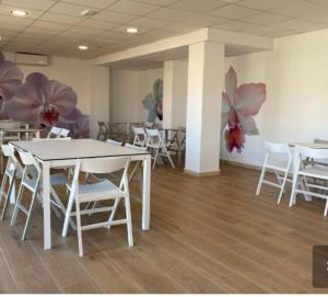 Restaurace v ubytování Sofia Suite lujo frente al mar primera línea