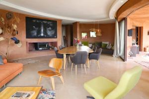 una sala de estar con una mesa y sillas en Loop - An hedonist house, en Tameslouht