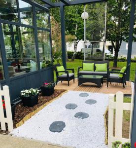 un patio avec des chaises et un tapis sur une terrasse dans l'établissement Campanile Argenteuil, à Argenteuil