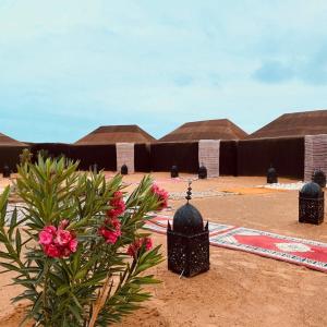 einen Blick auf eine Anlage mit Hütten in der Wüste in der Unterkunft Travel Oasis Merzouga Camp in Merzouga