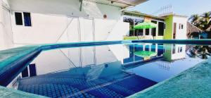una piscina frente a una casa en Hotel Villas Lucciana en El Paredón Buena Vista
