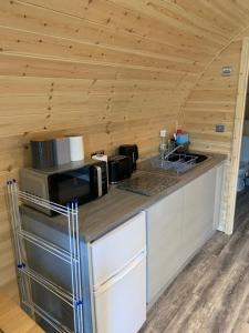 A kitchen or kitchenette at The Highland Hideaway Pod
