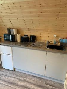 A kitchen or kitchenette at The Highland Hideaway Pod