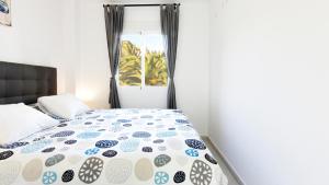 En eller flere senge i et værelse på Luxury, beach, pool and garden Dénia