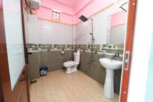 A bathroom at Hoa Biển Hotel
