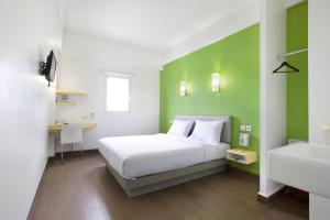 Postel nebo postele na pokoji v ubytování Amaris Hotel Bandara Soekarno Hatta