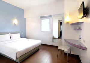 Postel nebo postele na pokoji v ubytování Amaris Hotel Bandara Soekarno Hatta