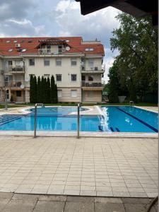 Bazén v ubytovaní Brookforest Apartman alebo v jeho blízkosti