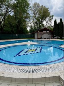 Bazén v ubytovaní Brookforest Apartman alebo v jeho blízkosti