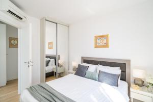 Postel nebo postele na pokoji v ubytování Crown Apartments - Emerald 1 BD