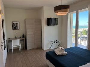 Televízia a/alebo spoločenská miestnosť v ubytovaní Hotel Riva e Mare