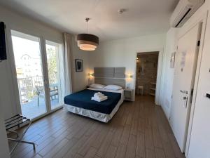 Posteľ alebo postele v izbe v ubytovaní Hotel Riva e Mare + 37 fotografií