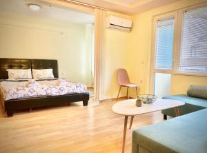 Un pat sau paturi într-o cameră la Sunny Central Apartment with TV & Wi-Fi