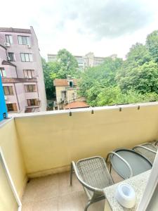 Balkón nebo terasa v ubytování Sunny Central Apartment with TV & Wi-Fi