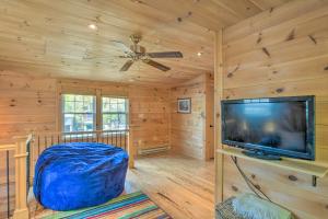 Μια τηλεόραση ή/και κέντρο ψυχαγωγίας στο Screened Porch and Grill Waterfront Landrum Cottage