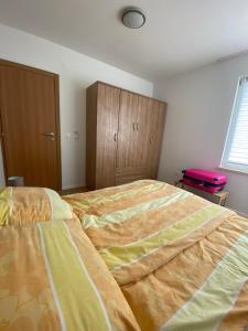 a bedroom with a large bed and a cabinet at Apartman M & M, Schöne Wohnung nur 200m vom Strand in Zaton