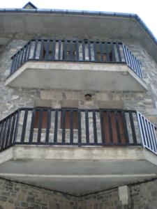 トルラにあるApartamento Marboréの鉄門付階段