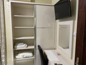 Μια τηλεόραση ή/και κέντρο ψυχαγωγίας στο Apartments Kalaja